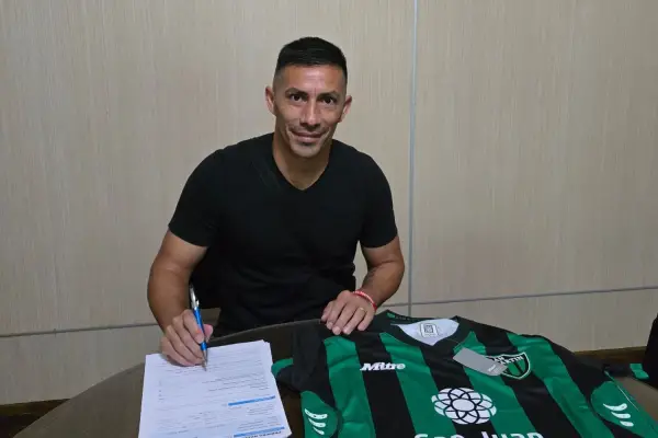 “Bebe” Acosta firmó contrato con San Martín de San Juan