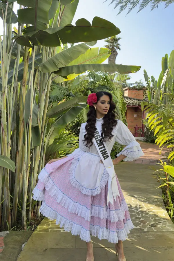 CON LA BANDA. La representante argentina elogió a los colombianos.