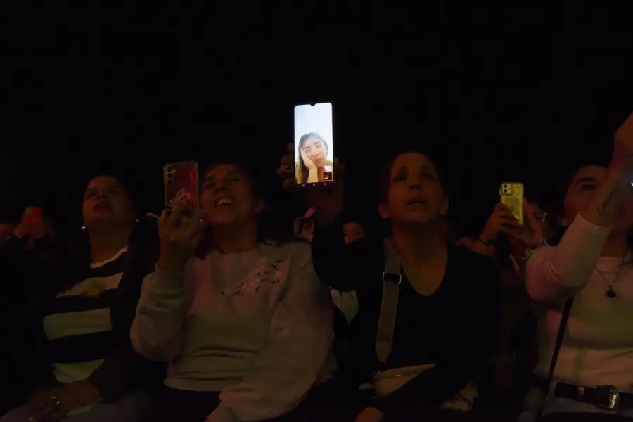 A LA DISTANCIA. Quien no pudo estar presente, debió conformarse con seguir el show por celular.