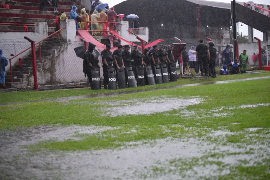 INTRANSITABLE. Finalizado el primer tiempo, el agua acumulada en el terreno de juego hizo imposible seguir jugando.