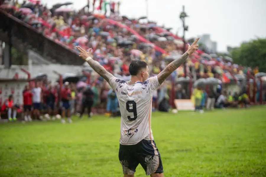 SIEMPRE APARECE. Bruno Medina volvió a convertir para el 