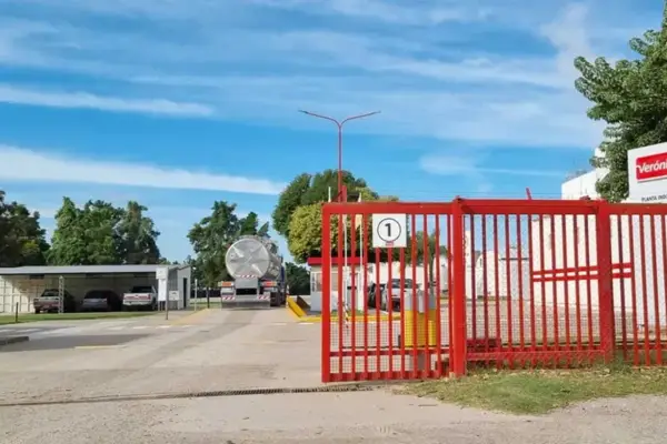 Gigante lácteo frenó todas sus plantas, suma casi 4.000 cheques sin fondos y empleados toman instalaciones