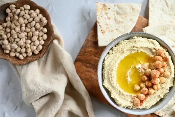 Perfecto para las picadas saludables: cómo hacer un hummus untable suave y cremoso