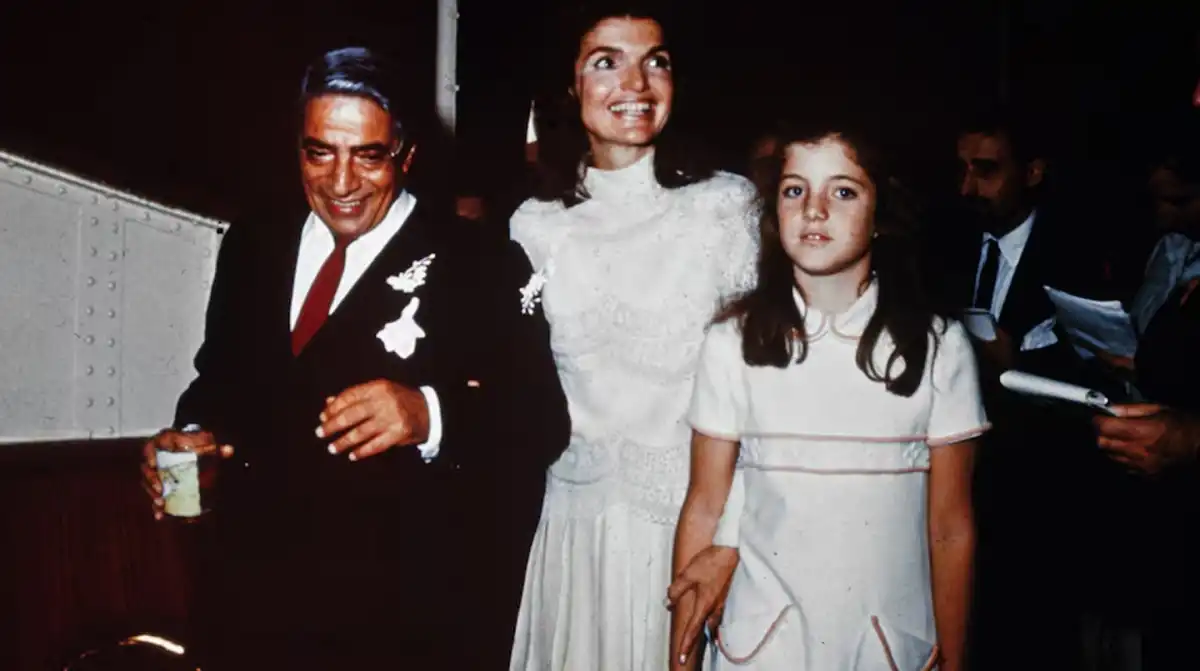 Jackie Onassis (Kennedy) con su esposo Aristóteles Onassis y su hija Caroline Kennedy en su boda de 1968 en la isla privada de Onassis. (Getty Images: Bettmann/ABC)