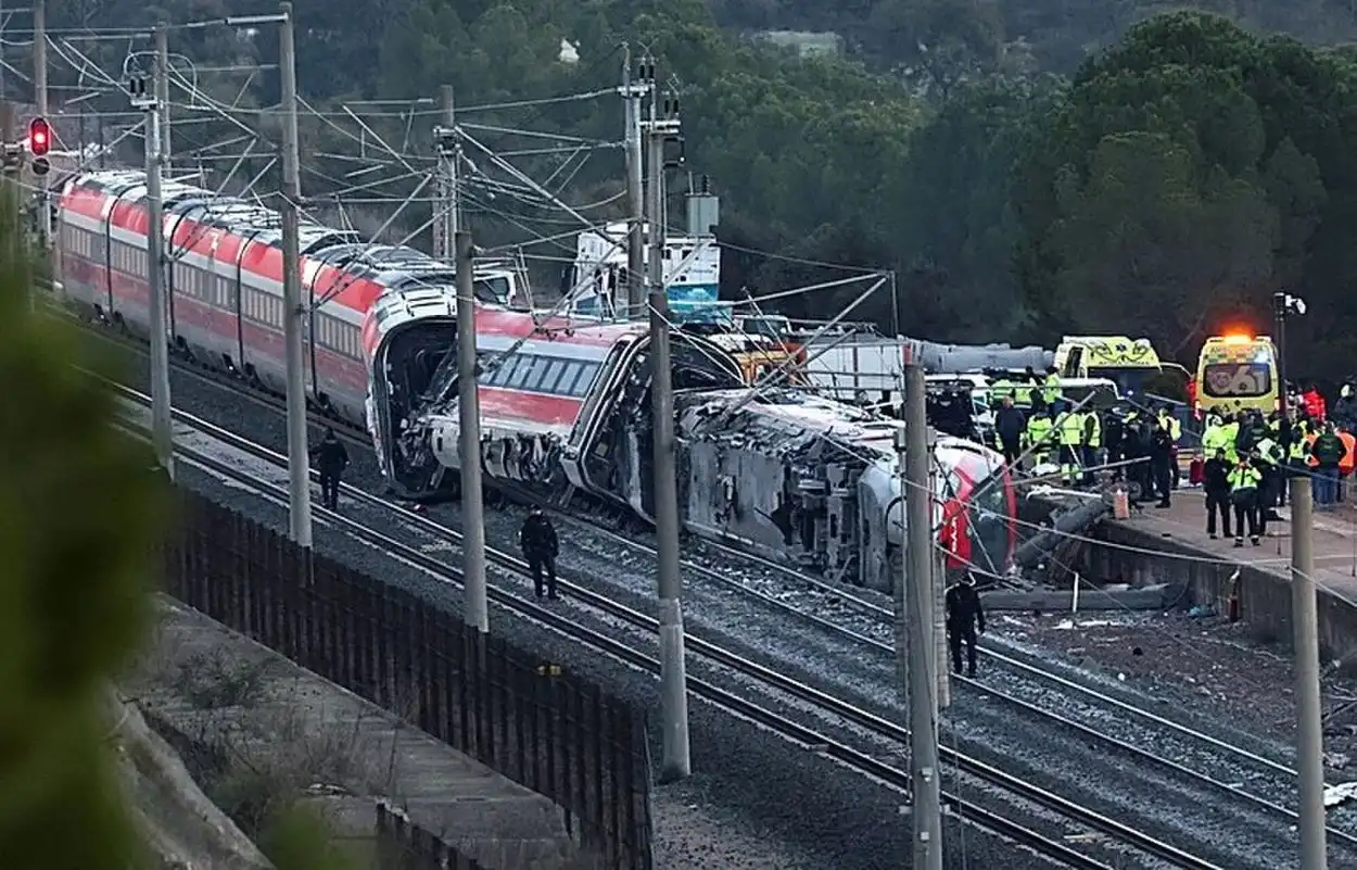 Tragedia ferroviaria en España: 40 fallecidos, más de 150 heridos y tres días de luto nacional