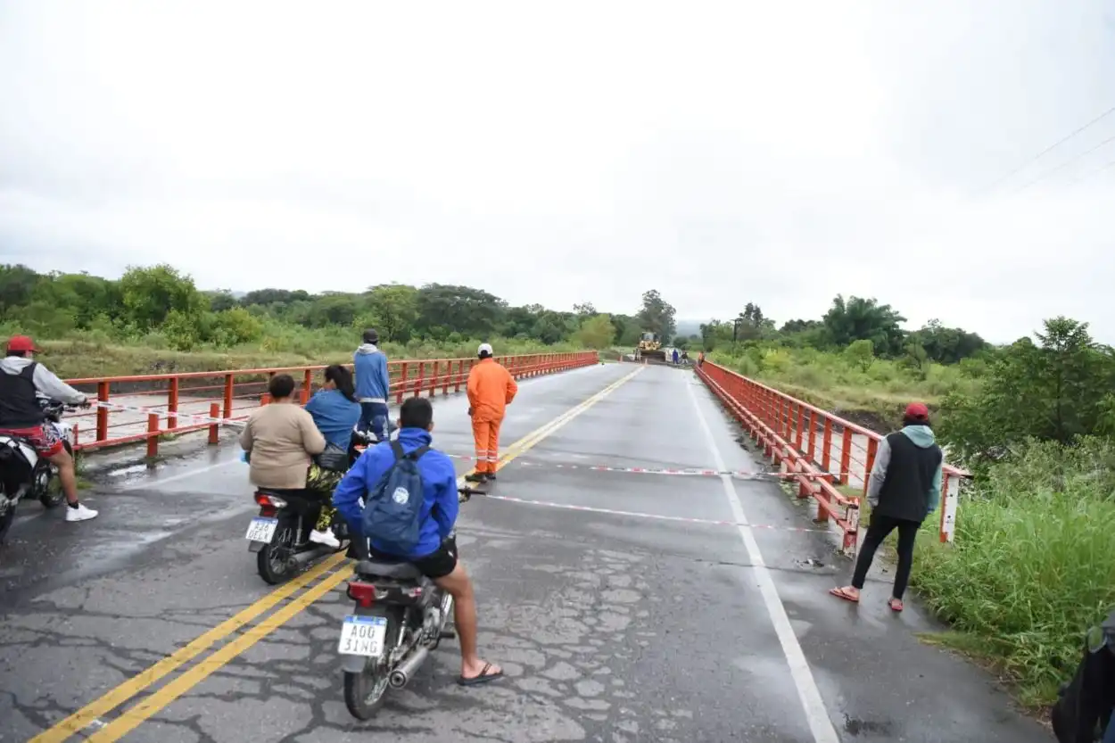 TRÁNSITO INTERRUMPIDO. En la ruta 307, cerca de Santa Lucía, se cortó la circulación debido a un socavón.