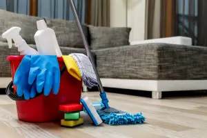 Cuánto cobra una empleada doméstica en mayo: cómo impacta el bono en el salario