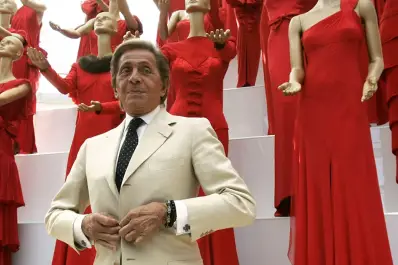 El verdadero vestido que hizo famoso a Valentino no era rojo: la historia detrás del mito