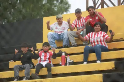 Se enamoró de San Martín en 2017 y fundó “Los Cirujas”, una escuelita de fútbol que hoy alienta al Santo en Santiago