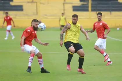 FIRMEZA. Parnisari anuló a los delanteros de Mitre durante el primer encuentro.