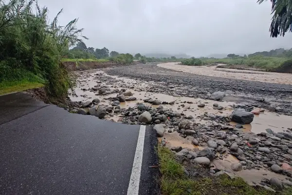 Las imágenes hablan por sí solas: el agua se llevó casi 200 metros de la ruta 321 en Lules