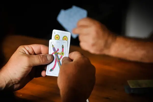 Jugando al truco en medio de la tormenta