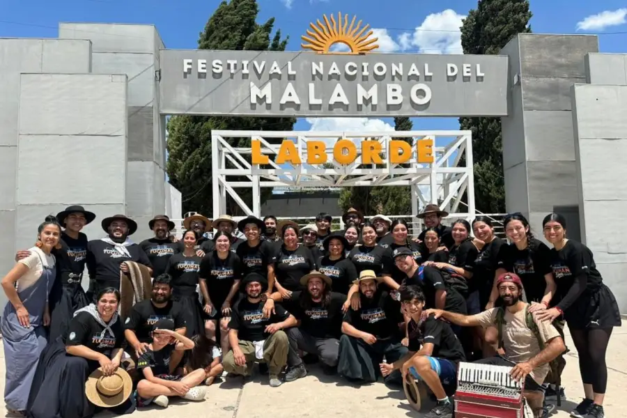 FELICIDAD PLENA. El cuerpo de baile posa en la entrada del predio donde se hizo la Fiesta Nacional de Laborde.