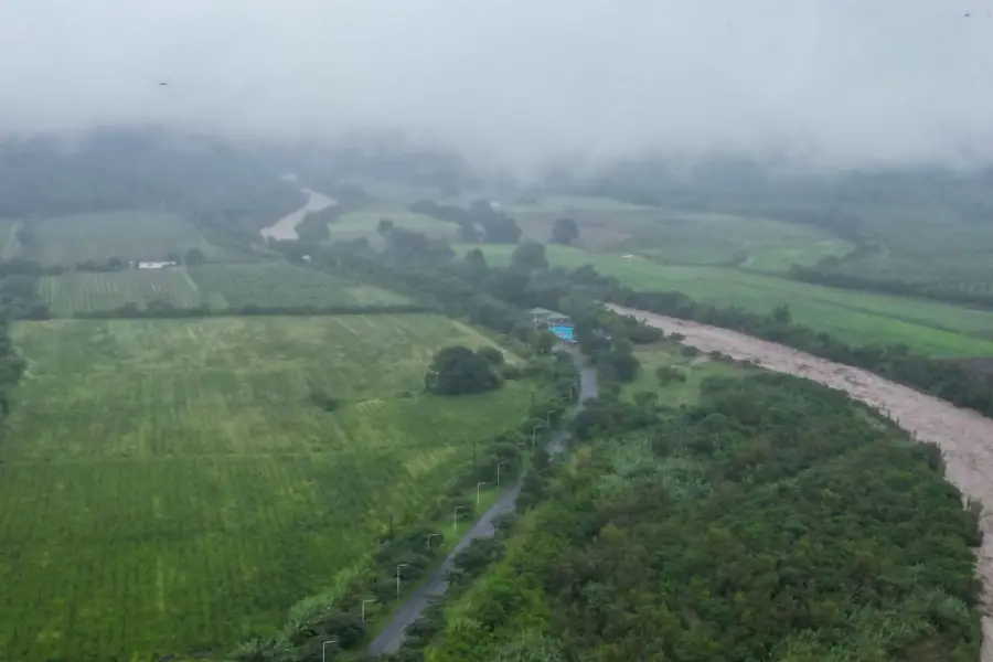 RIESGO. El río se aproximó bastante al balneario municipal de Lules.