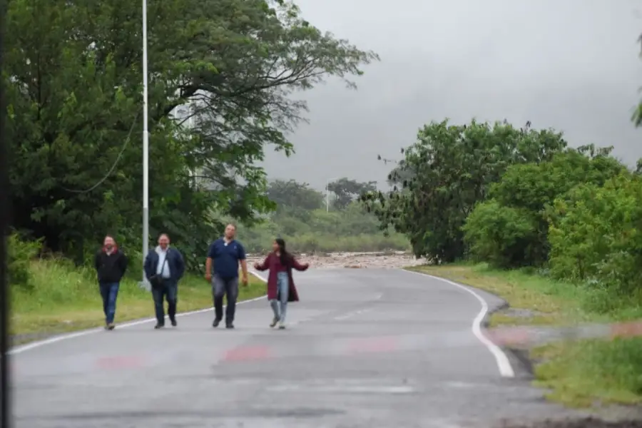 INSPECCIÓN. Personal del municipio de Lules recorre la ruta cortada.