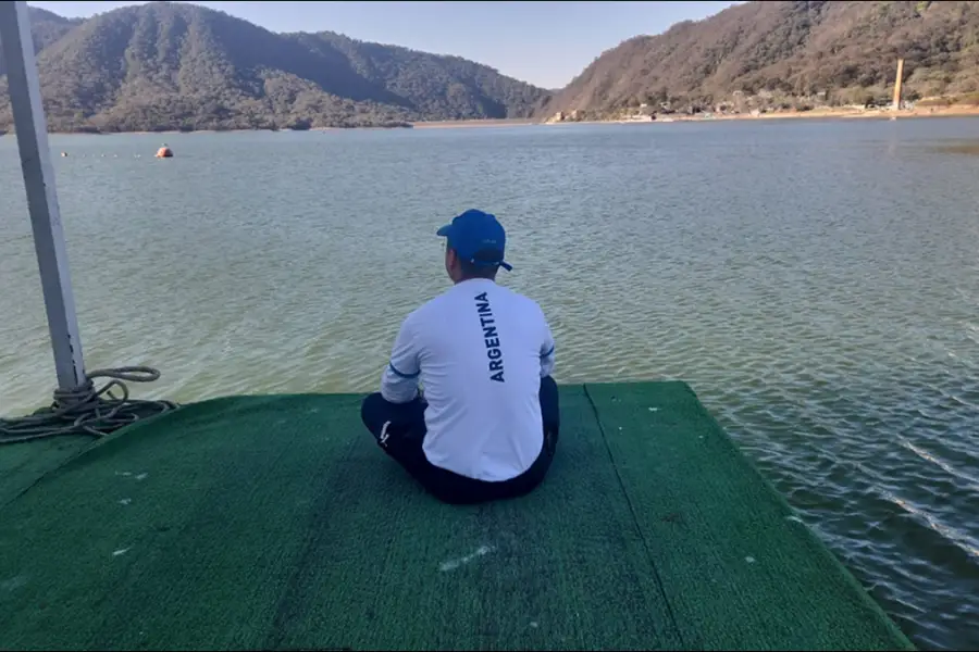 CALMA. En el agua y la pesca encuentra un tiempo que el resto de la semana no le regala.