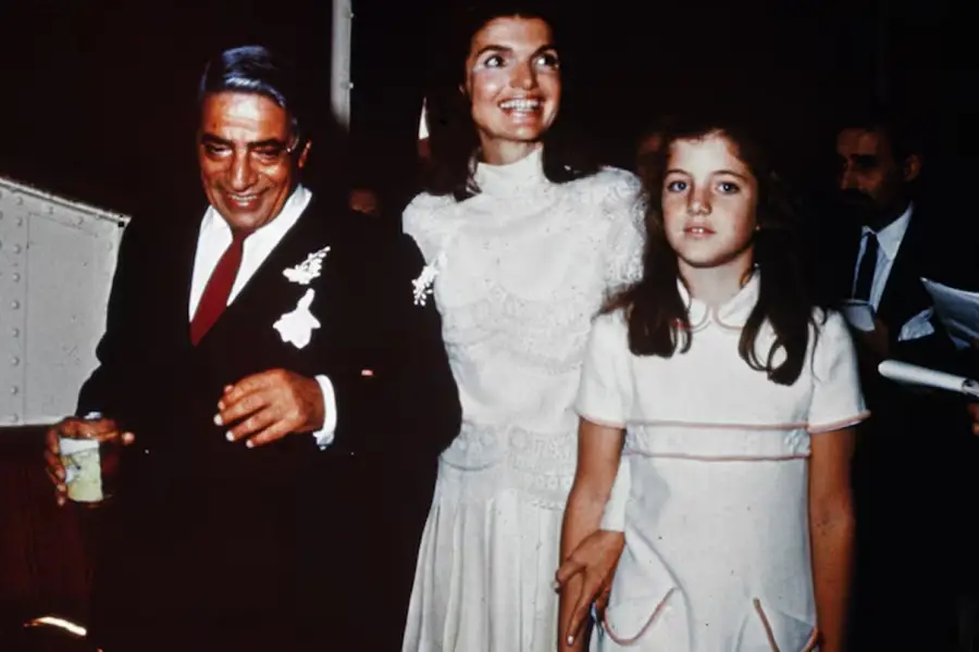 Jackie Onassis (Kennedy) con su esposo Aristóteles Onassis y su hija Caroline Kennedy en su boda de 1968 en la isla privada de Onassis. (Getty Images: Bettmann/ABC)