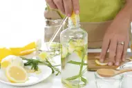 Económico y eficaz: hacé tu propio limpiador con vinagre y limón para cualquier superficie