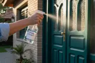 Pocos lo saben: por qué recomiendan limpiar la entrada de la casa con vinagre