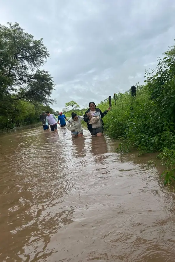 CON DIFICULTAD. Vecinos avanzan por las calles anegadas del pueblo.