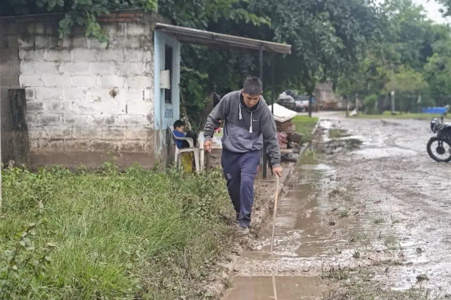 ARMAS. Un vecino de García Fernández combate el agua con un haragán.