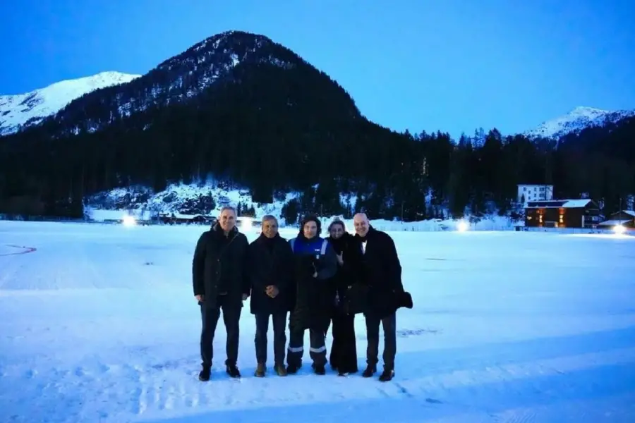 POSTAL. Vestido con el mameluco de YPF, Milei posa con funcionarios.