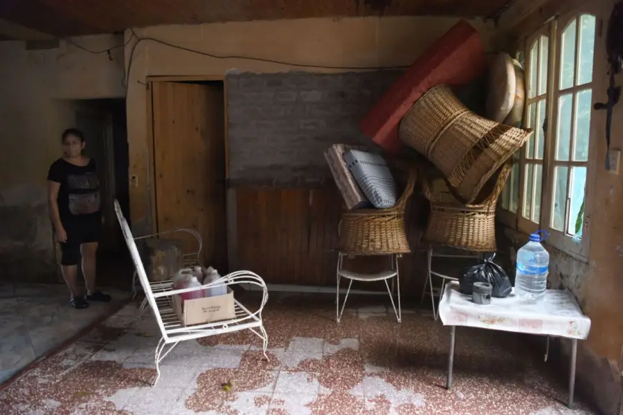 LO QUE QUEDÓ. Viviana muestra los daños que causó la crecida del río.