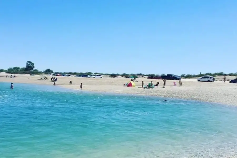 Punta Perdices se encuentra a 65 kilómetros de Las Grutas. 