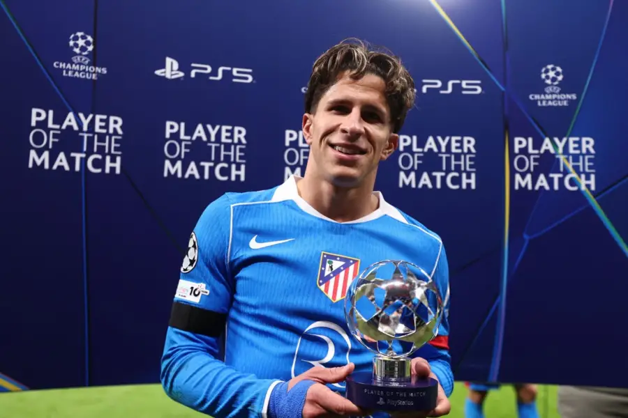 RECONOCIMIENTO. Tras el partido, el jugador de la Selección Argentina fue premiado como figura del encuentro.