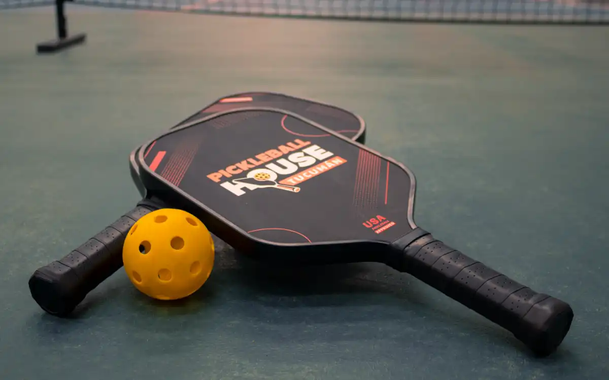 EL EQUIPAMIENTO. El pickleball tiene elementos propios que lo distinguen de otros deportes de paleta.