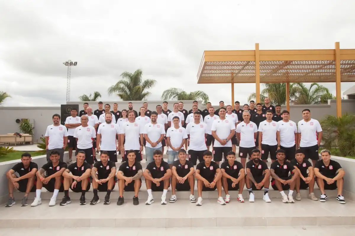 FOTO INSTITUCIONAL. En el hotel de Santiago, la delegación posó mostrando unión de cara al inicio del torneo.