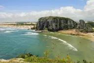 La playa de Brasil más cercana a Argentina que sorprende por sus aguas verde esmeralda