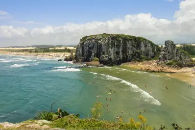 La playa de Brasil más cercana a Argentina que sorprende por sus aguas verde esmeralda