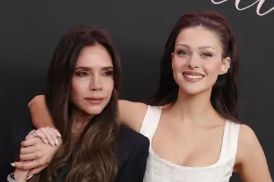 Video: el despectivo gesto de Victoria Beckham con su hijo Brooklyn y su nuera en una alfombra roja