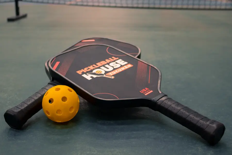 EL EQUIPAMIENTO. El pickleball tiene elementos propios que lo distinguen de otros deportes de paleta.