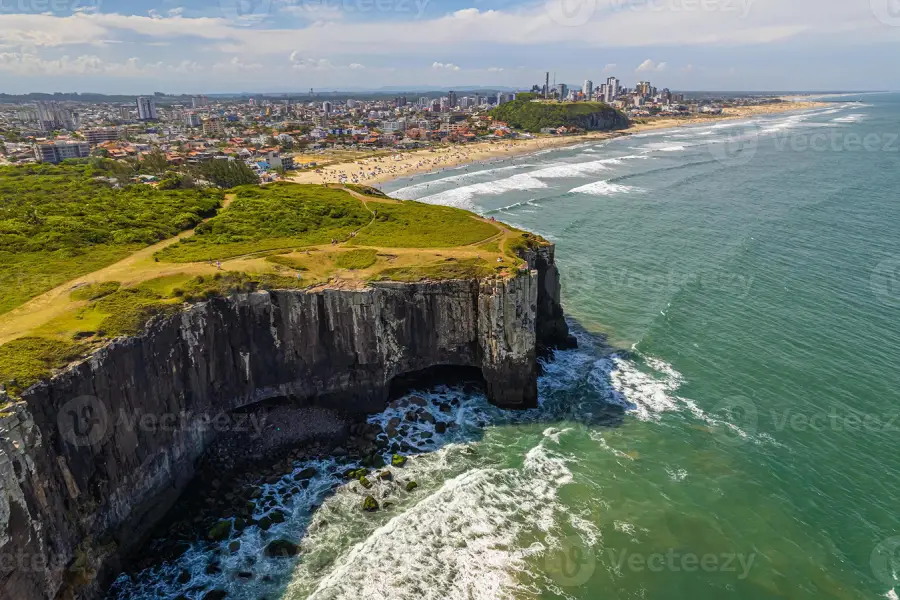Vista aérea de Torres, la playa brasilera con aguas turquesas que está más cerca de Argentina