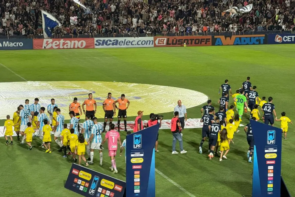 ¡Los equipos salen a la cancha!