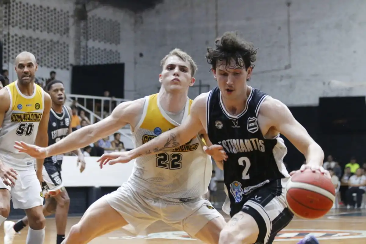 LA FIGURA. Elías Cave, autor del tanto de la victoria, siendo presionado por Facundo Wolinsky | GENTILEZA: Lucía Peralta.