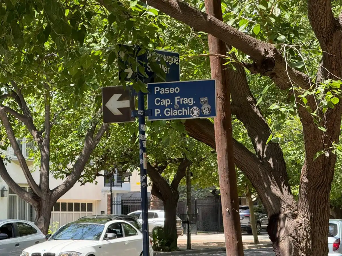 LA ESQUINA. El cruce entre la avenida Boulogne Sur Mer y el paseo Pedro Giachino. Es la segunda entrada vehicular más importante que tiene el Parque San Martín, luego de Los Portones.