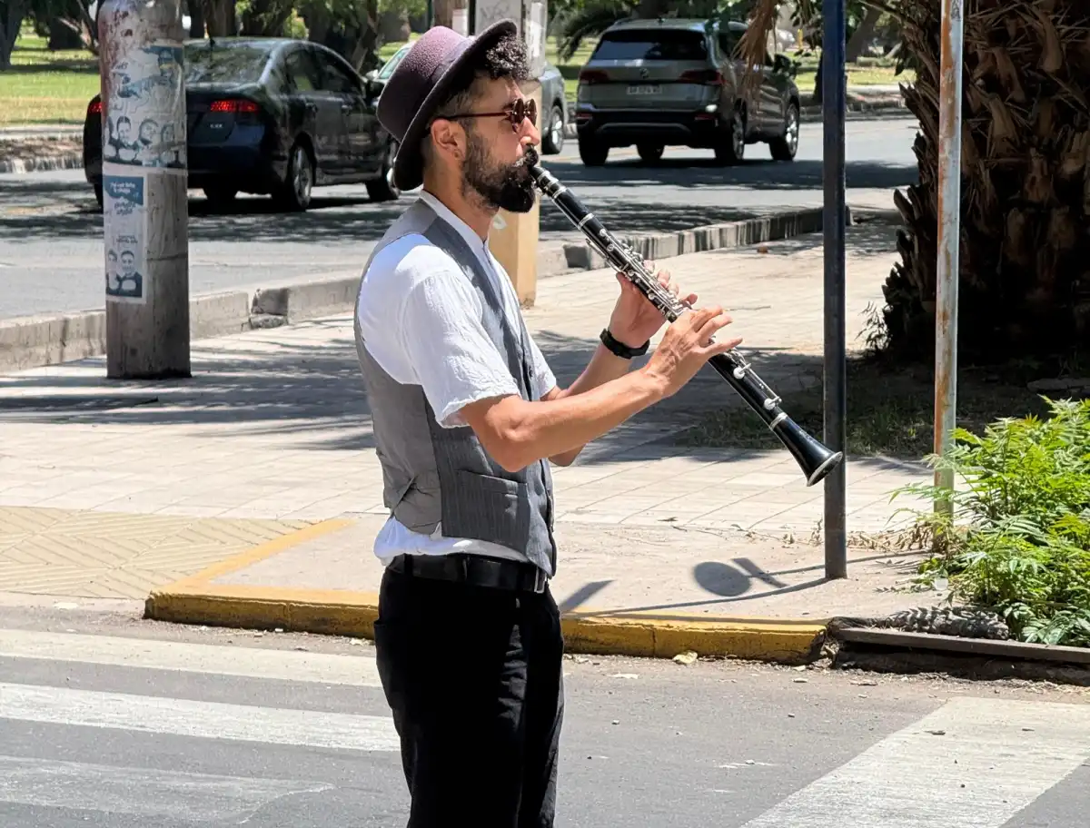 LA ESCENA. Imanol, acompañado por Jonathan en la batería, interpreta el himno nacional para transformar su propia ciudad. La música cargó de sentido la entrevista.