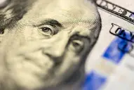 El dólar oficial subió $5 y cerró a $1.455, mientras que el blue tocó su piso desde diciembre