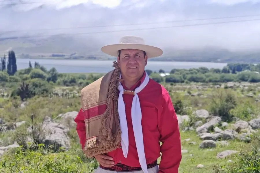 CASAS VIEJAS. Peñalva, con los cerros de fondo y un poncho tucumano.