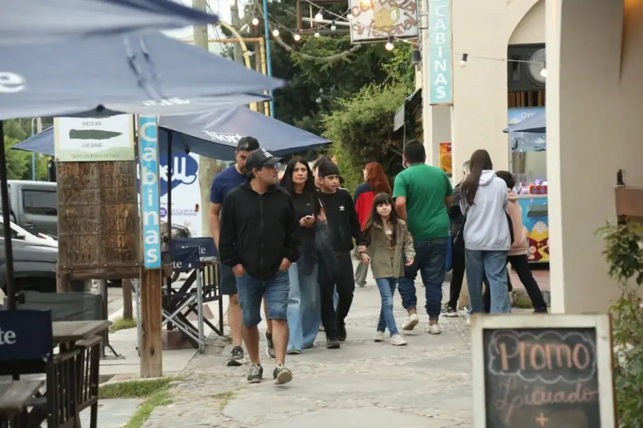 NUEVOS TURISTAS. Una pareja de aventureros llegó en un día nublado, en motocicleta, a visitar el Valle Calchaquí.