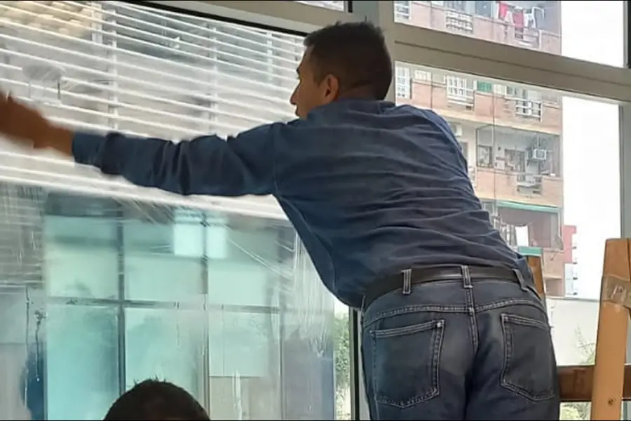 DOBLE JORNADA. Antes de entrenar, Flores cumple su rutina diaria en el área de mantenimiento del Ministerio Pupilar y de la Defensa.