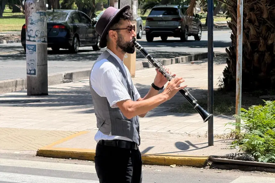 LA ESCENA. Imanol, acompañado por Jonathan en la batería, interpreta el himno nacional para transformar su propia ciudad. La música cargó de sentido la entrevista.