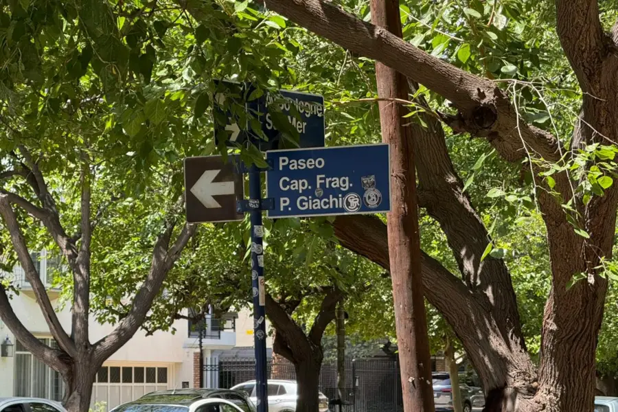 LA ESQUINA. El cruce entre la avenida Boulogne Sur Mer y el paseo Pedro Giachino. Es la segunda entrada vehicular más importante que tiene el Parque San Martín, luego de Los Portones.