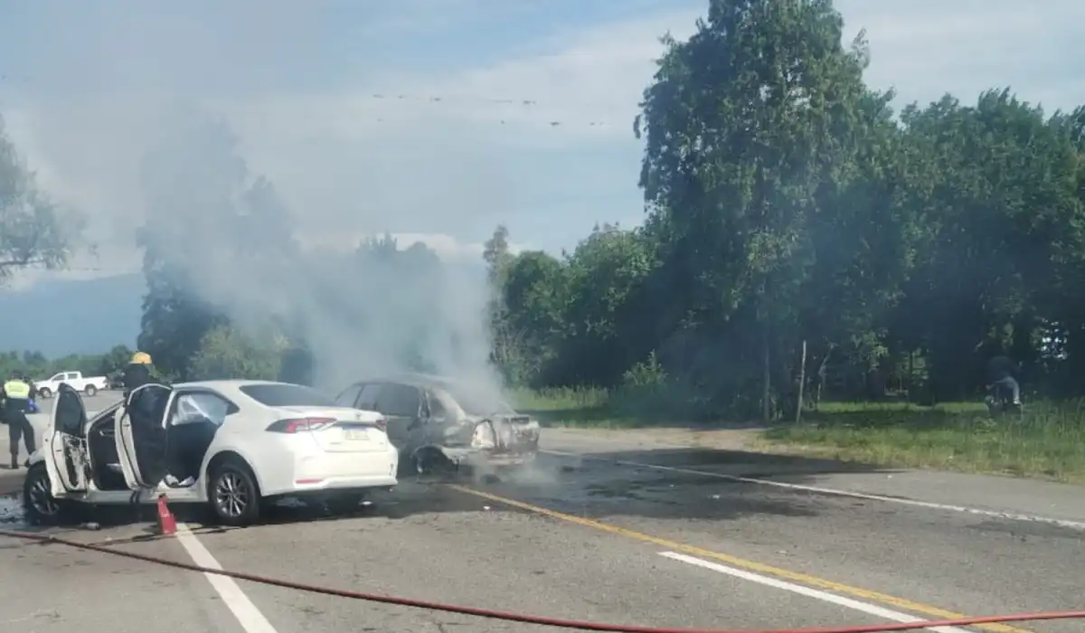 IMPACTANTES IMÁGENES. Uno de los vehículos se prendió fuego tras el choque. 