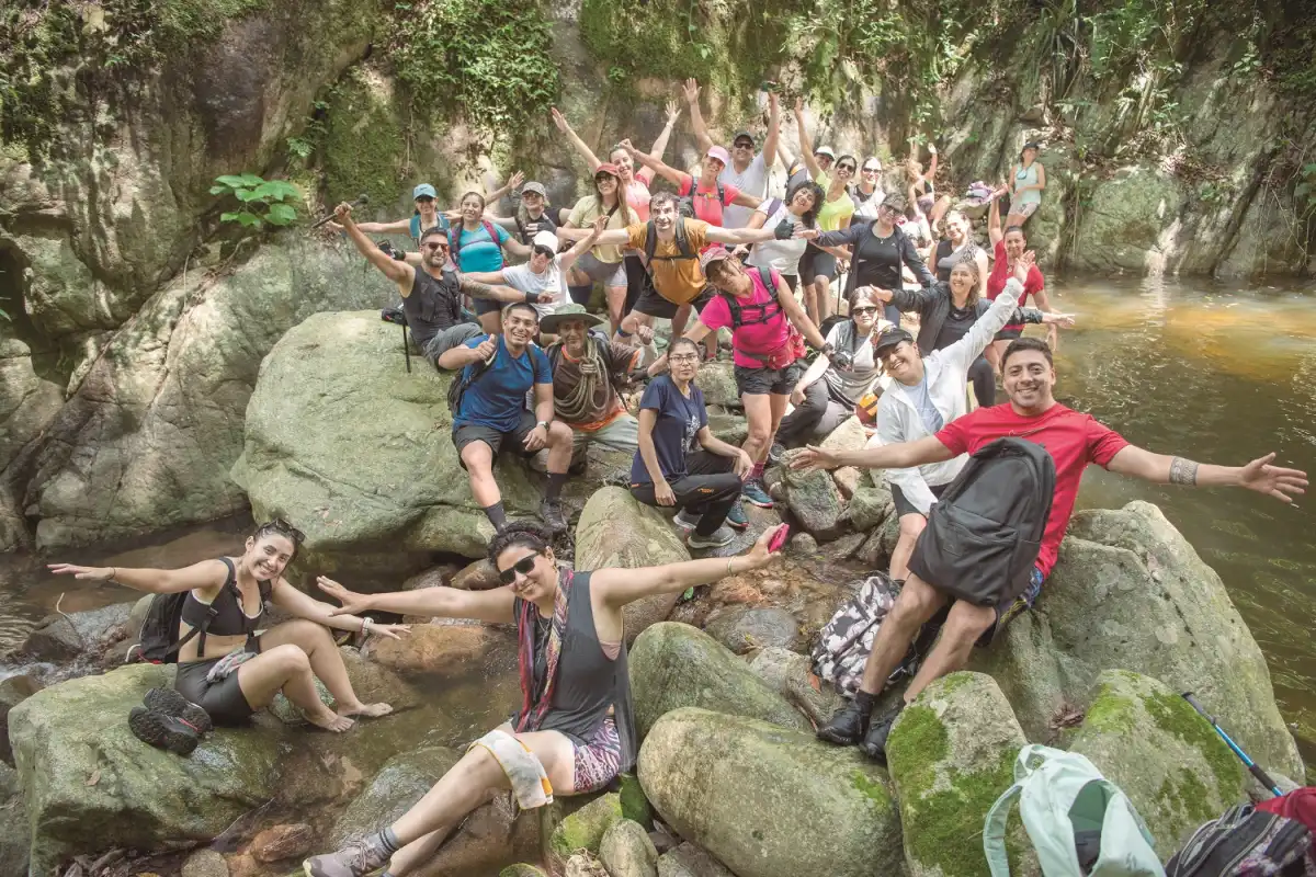 FOTO DE FAMILIA. Los excursionistas posan al llegar al destino prometido. 