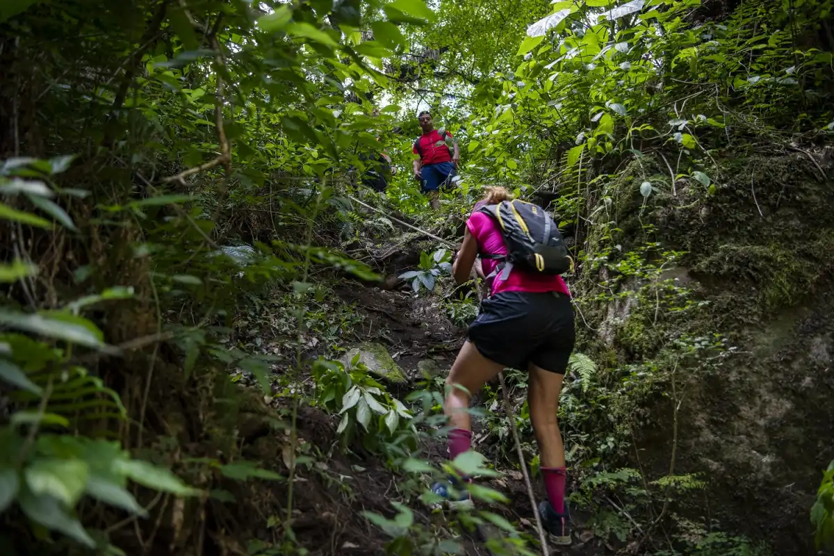 SIEMPRE ATENTO AL OTRO. El grupo se transforma en una unidad, con miembros que se apoyan mutuamente. 
