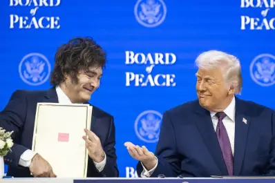 Argentina negocia recibir a deportados de Estados Unidos, según New York Times